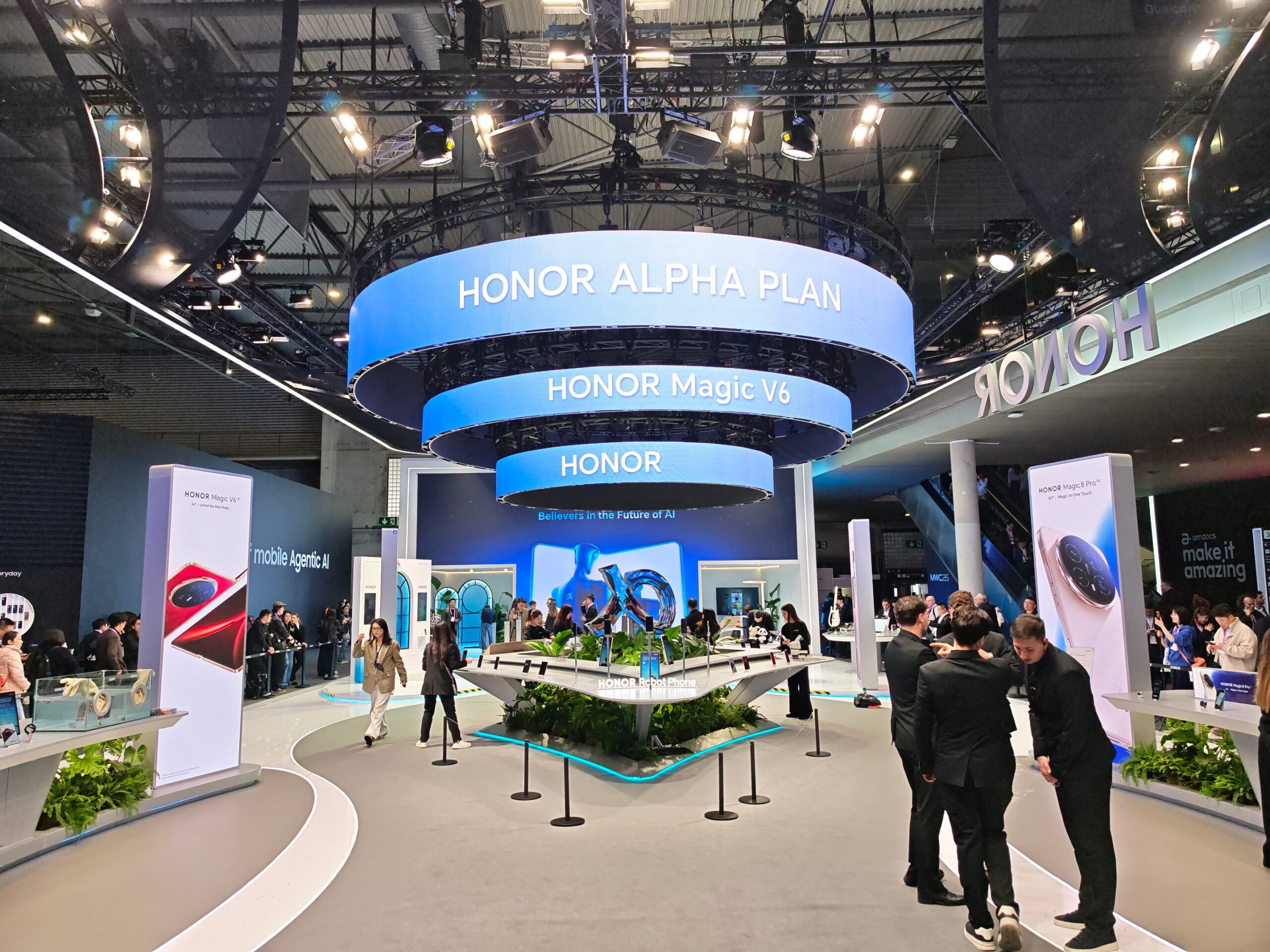 Booth de HONOR en el MWC, destacando el HONOR ALPHA PLAN | Créditos: Pisapapeles