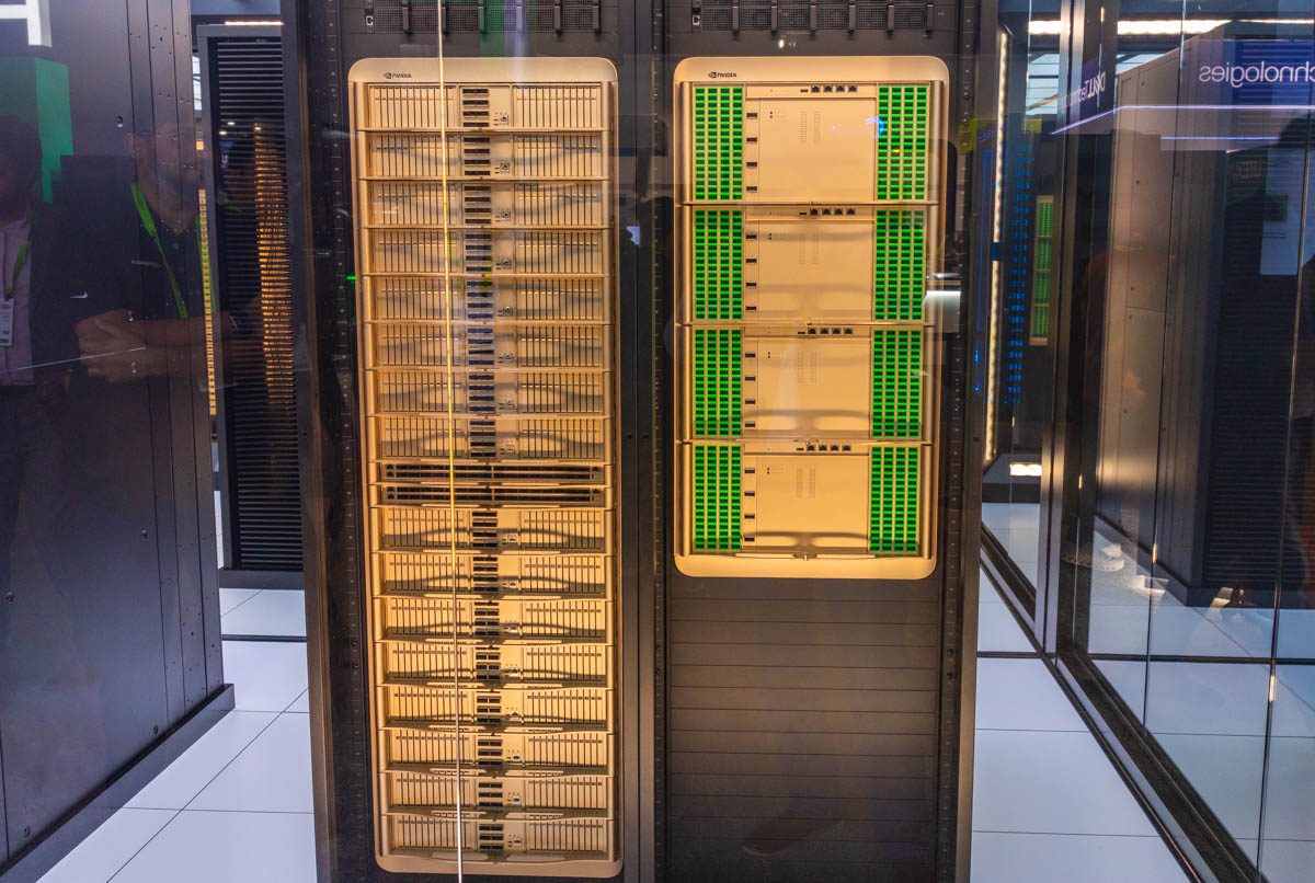 Vista de los racks NVIDIA BlueField-4 STX Content Memory Storage y Spectrum-6 SPX presentados en GTC 2026, como parte de una arquitectura que combina memoria de contexto para inferencia y conectividad Ethernet de alto rendimiento para clústeres de IA. | Créditos: Servethehome