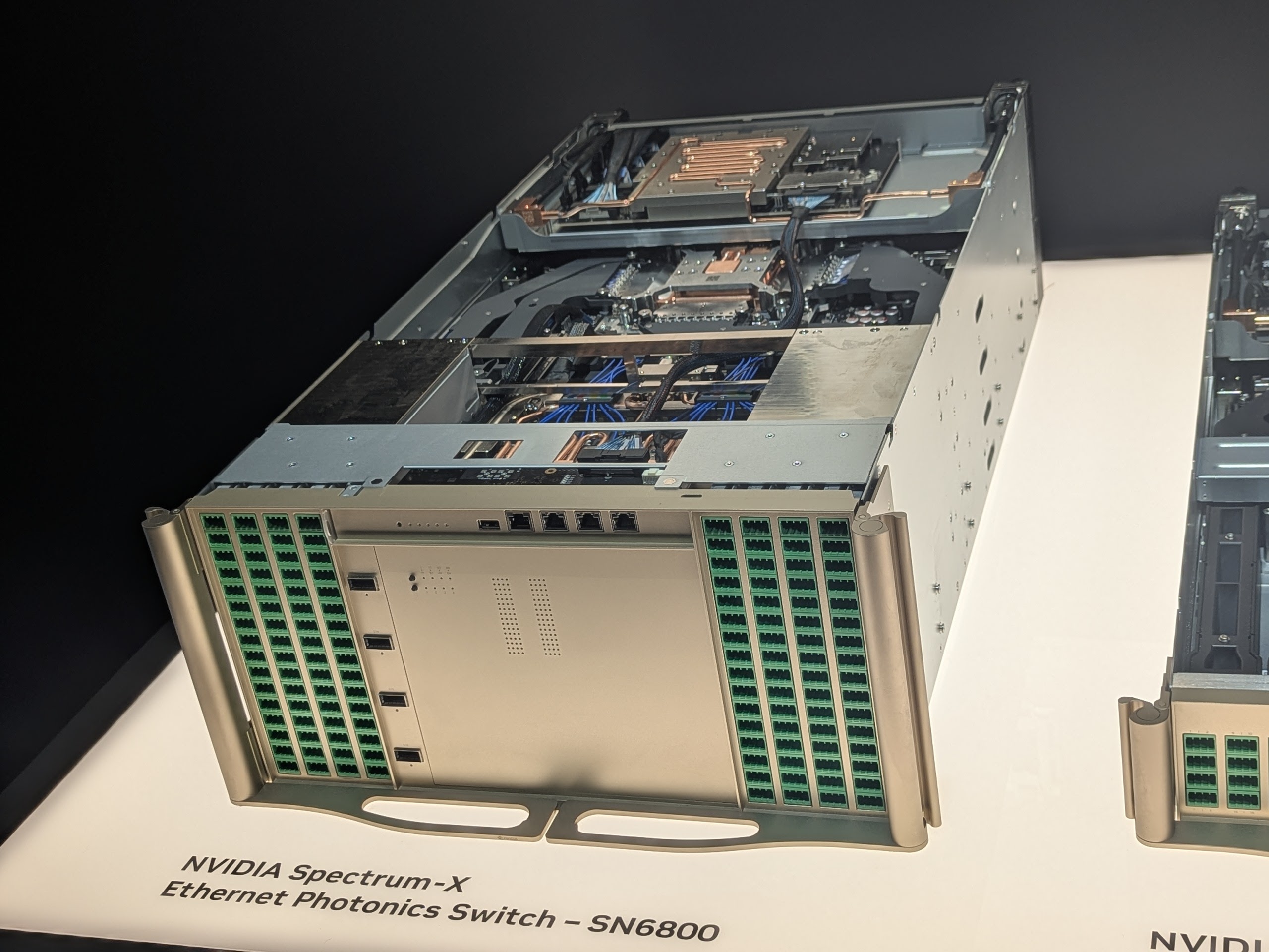 Switch NVIDIA Spectrum-X Ethernet Photonics SN6800, parte de la familia Spectrum-X de NVIDIA para redes de alta velocidad en infraestructura de IA. | Crédito: DF, vía Le Monde Informatique
