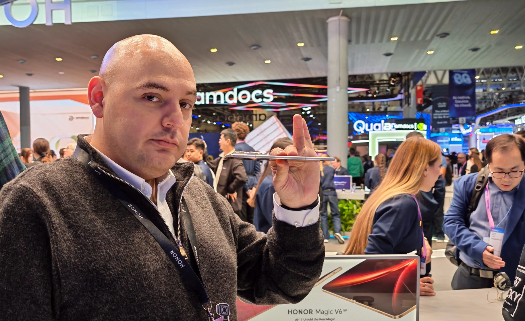 David Moheno, vocero de HONOR,  mostrando el espesro de 4.0mm Magic V6 en el Booth de HONOR en el MWC 2026