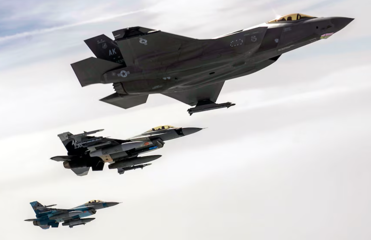 F-35A Lightning II en vuelo sobre el Joint Pacific Alaska Range Complex, Alaska | Créditos: U.S. Air Force photo by Staff Sgt. Kaylee Dubois.