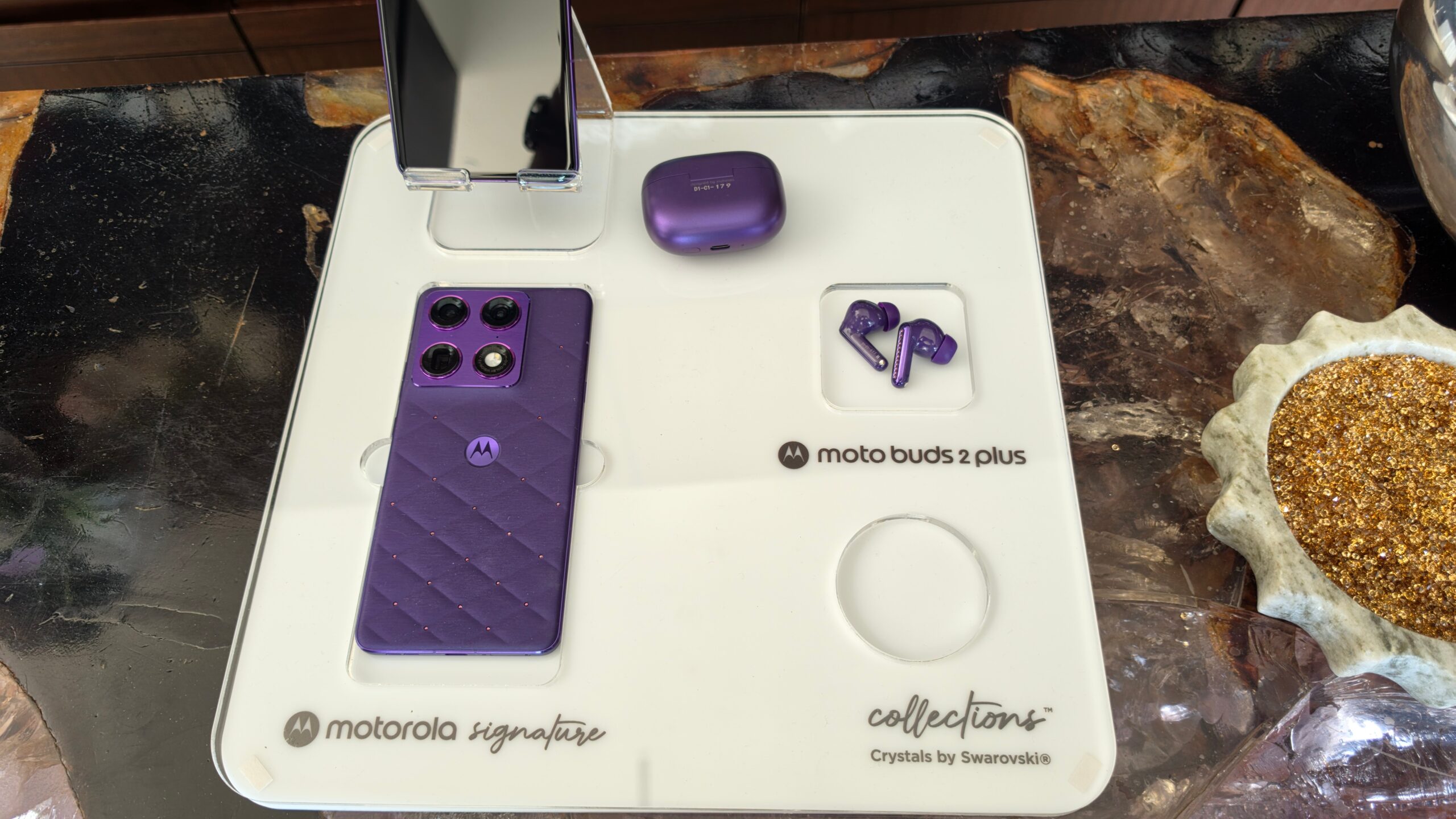 Colección de dispositivos de Motorola desarrollados en conjunto con Swarovski | Créditos: Pisapapeles