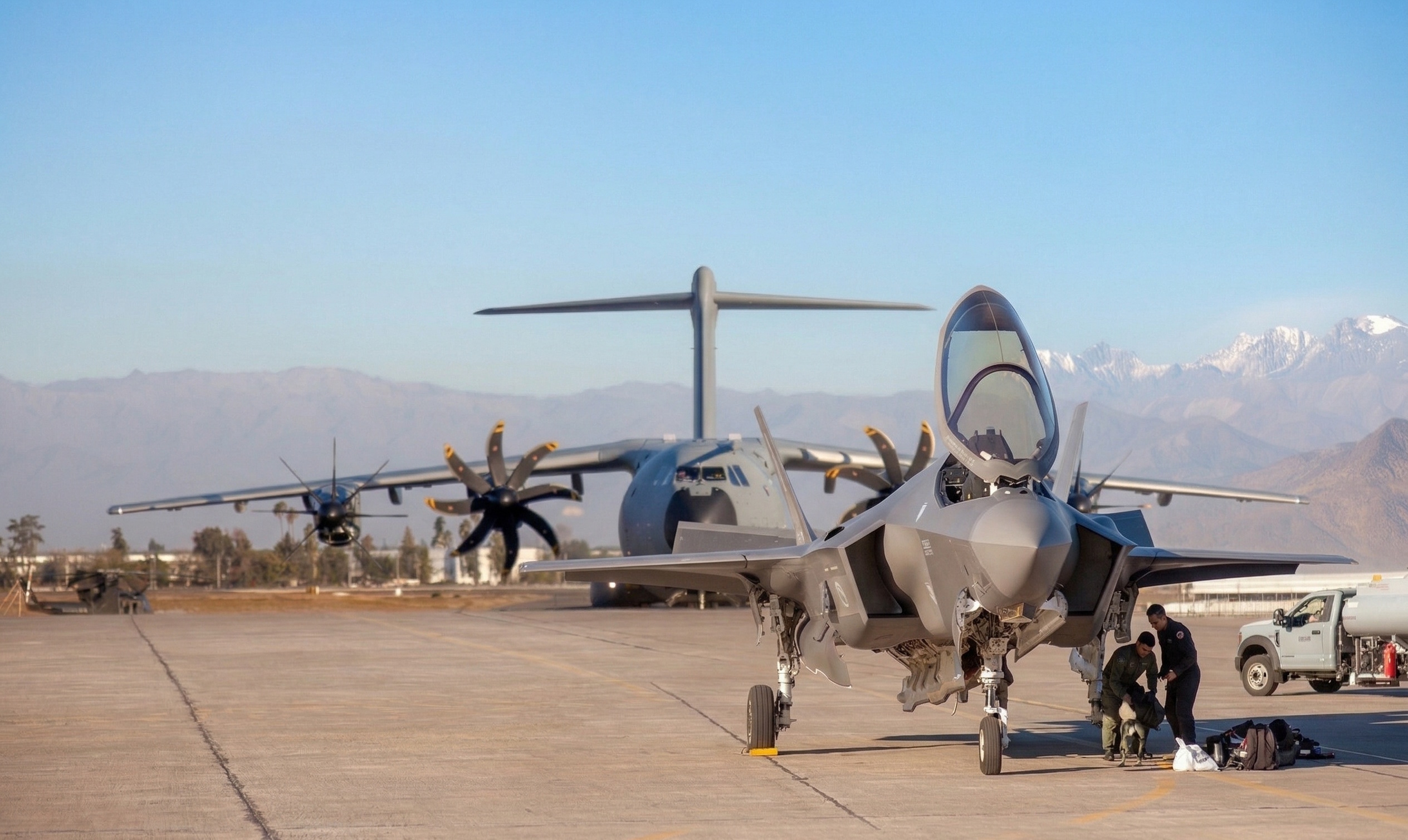 F-35A en primer plano y el Airbus A400M en segundo plano