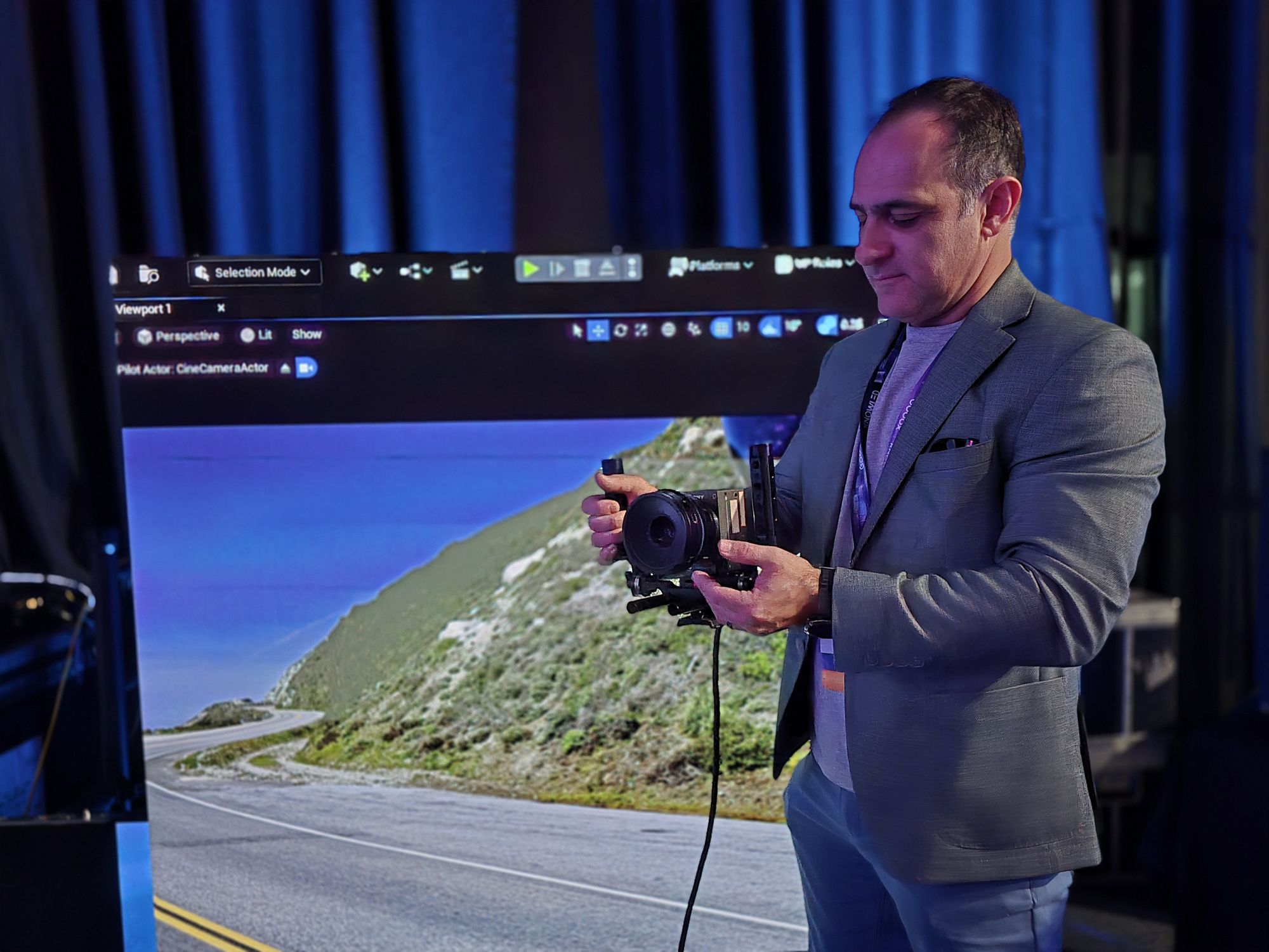 Gonzalo Gamio sostenienteo el sismte de extensión de las cámaras VENICE modelo CBK-3621XS | Créditos: Pisapapeles