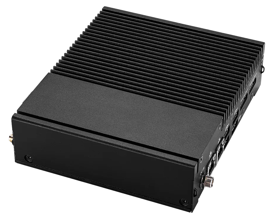MSI EdegeExpert MS-C927, Box PC compacto fanless para bajo consumo, compatible con procesadores Intel Meteor Lake-U y Arrow Lake-U, memoria DDR5 de hasta 96 GB, doble DisplayPort, LAN 2.5GbE + GbE, TPM 2.0 integrado y entrada DC 12~24 V. | Créditos: MSI