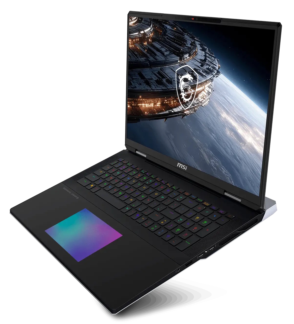 Vista lateral oblicua delMSI Titan 18 HX A2WJ | Créditos: MSI