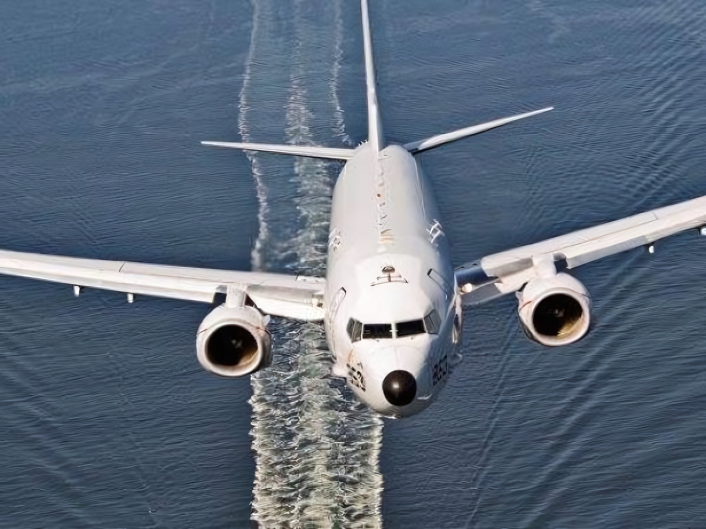 Boeing P-8 Poseidon en vuelo sobre el mar, una de las plataformas de patrulla marítima anunciadas para FIDAE 2026. | Créditos: FIDAE & Boeing
