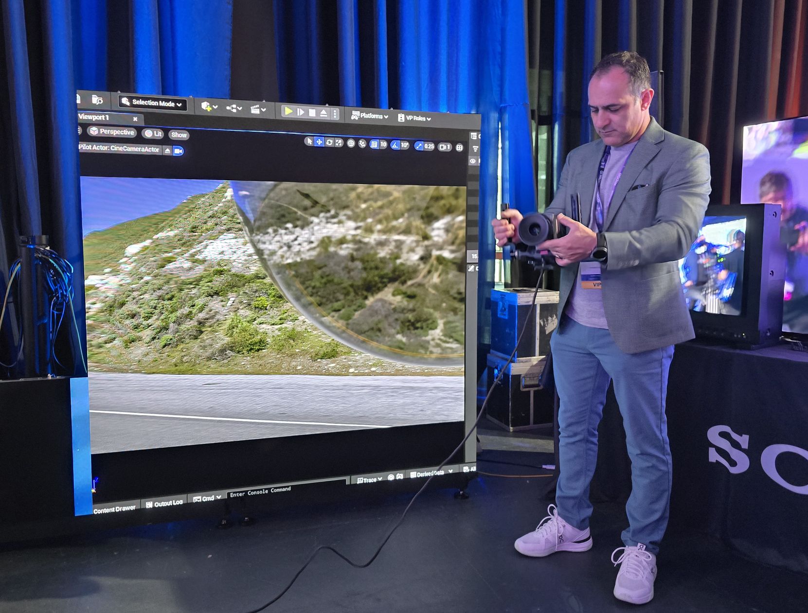 El ejecutivo de Sony mostrando como ven ven los entornos virtuales proyectado en una Sony con Crystal LED Verona | Créditos: Pisapapeles