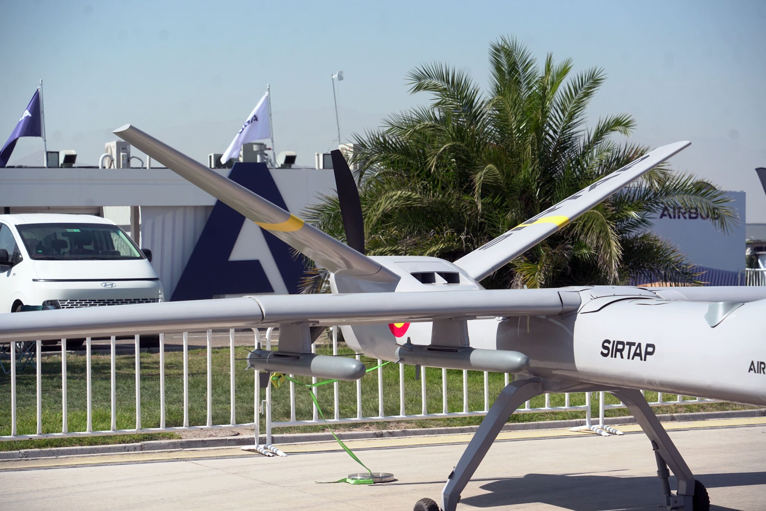 Cola del dron de gran tamaño presentado por Airbus en FIDAE 2026. | Créditos: Pisapapeles