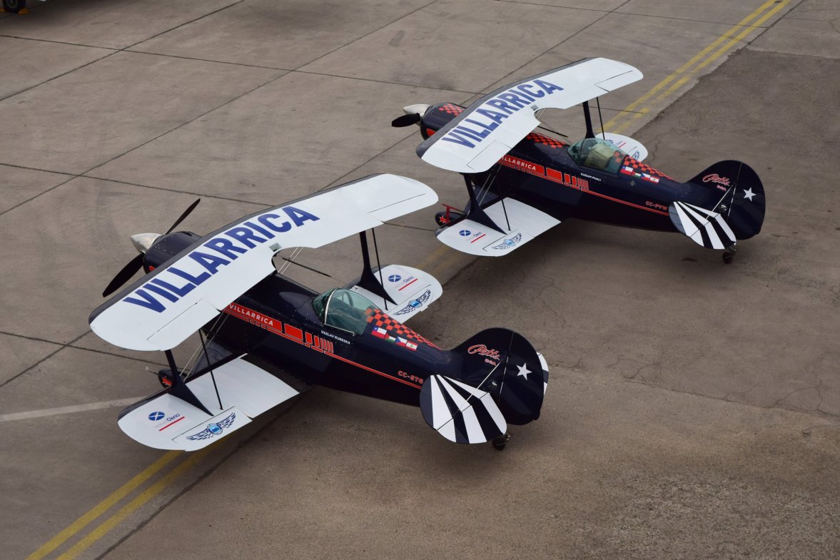 Team Villarica en plataforma con sus aeronaves Pitts S-2A, parte de las exhibiciones aéreas anunciadas para FIDAE 2026. | Créditos: FIDAE