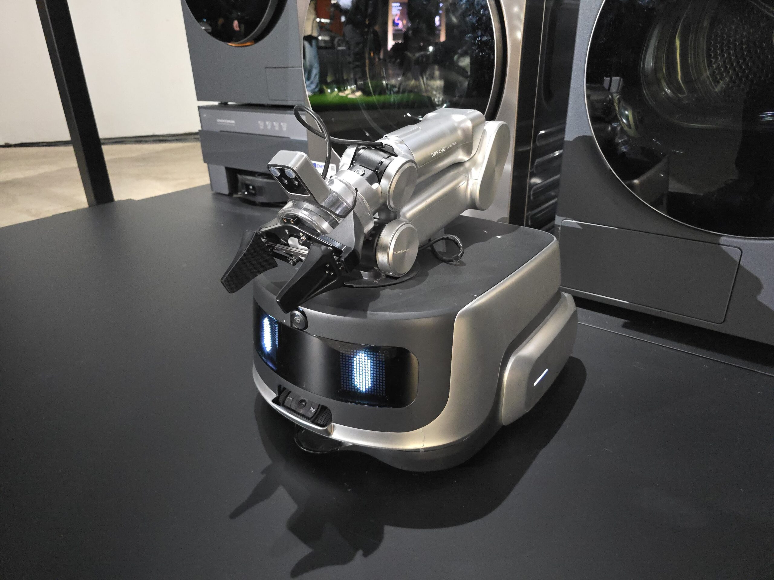 Dreame Embodied AI Laundry Robot Z1 Pisapapeles foto 1
