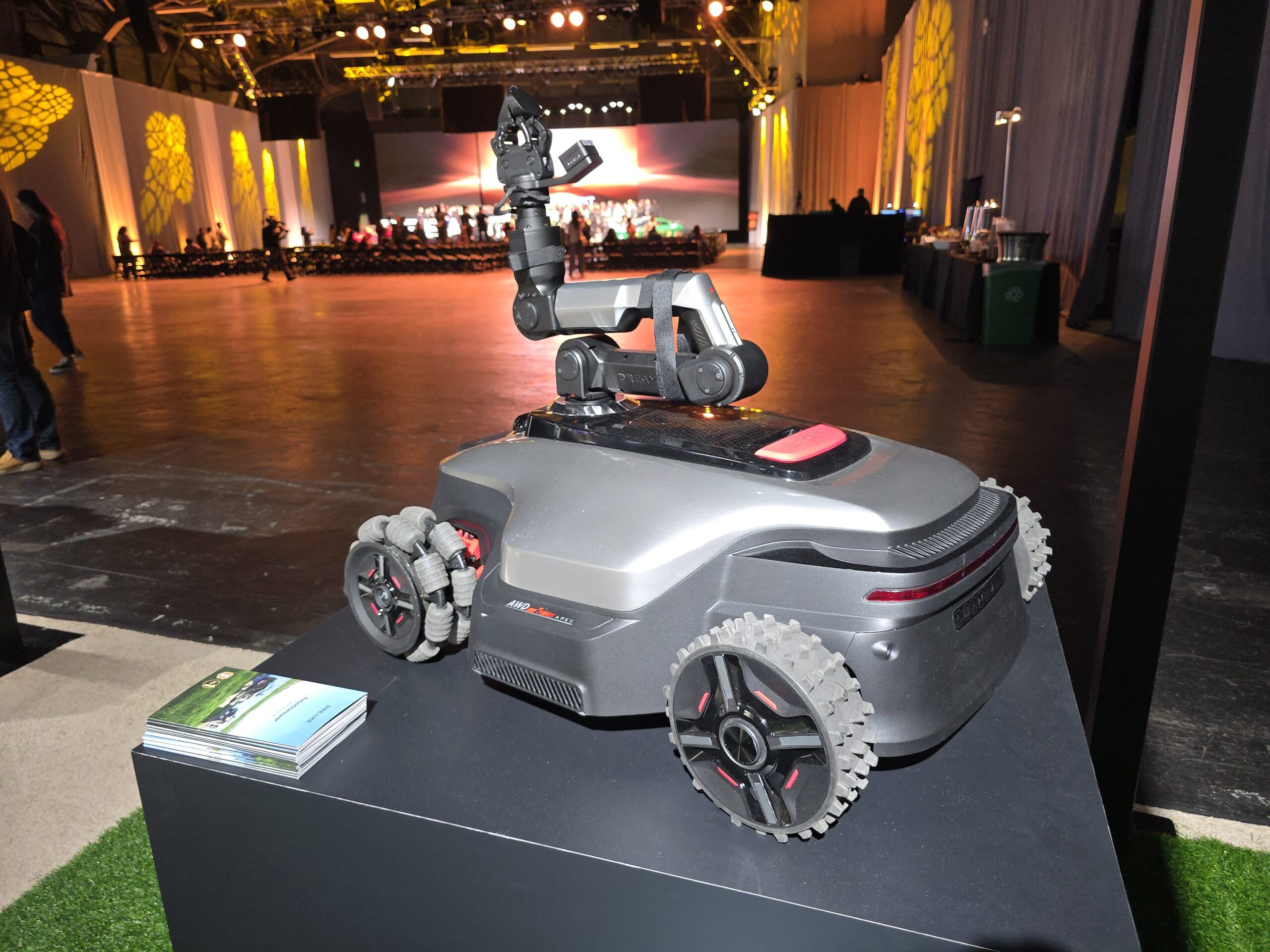 Cortadora de pasto robot Dreame APEX Pisapapeles foto 1