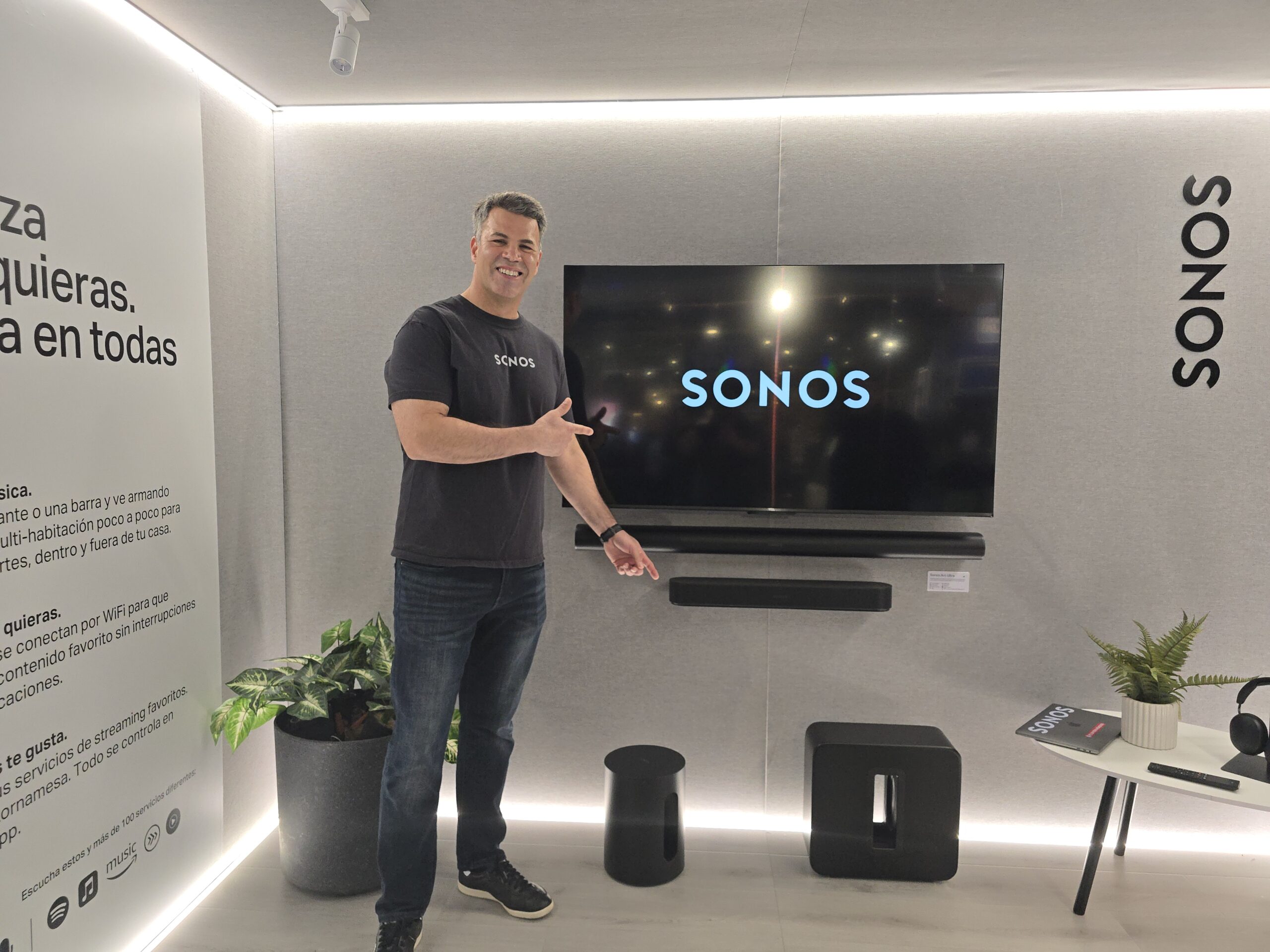 avier Guerra, director de ventas para Latinoamérica en Sonos, mostrando la experiencia de cine en casa ubicada en el Falabelle del Parque Arauco. | Créditos: Pisapapeles.