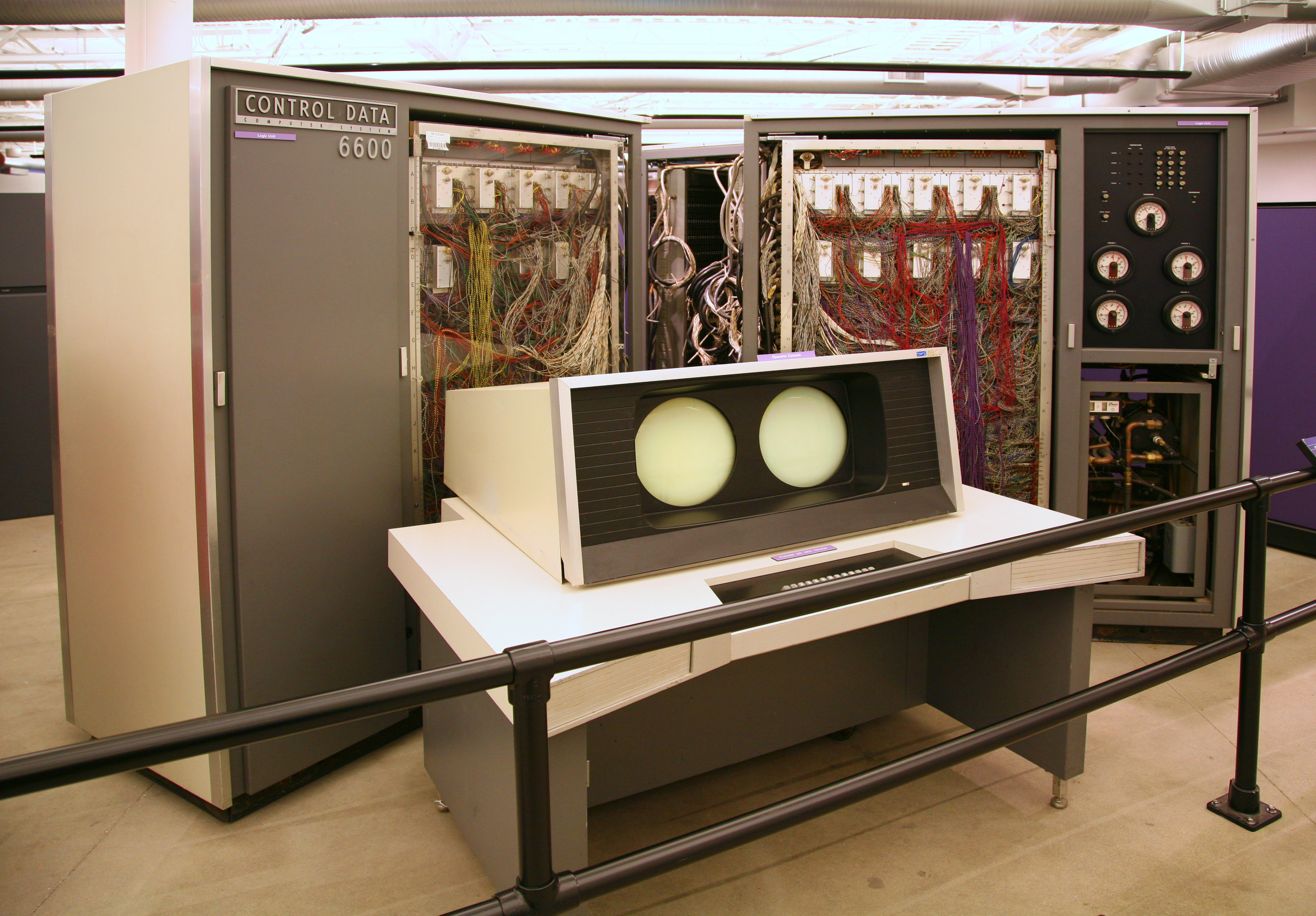 CDC 6600, considerado el primer supercomputador comercialmente exitoso de la historia, diseñado por Seymour Cray y presentado en 1964.