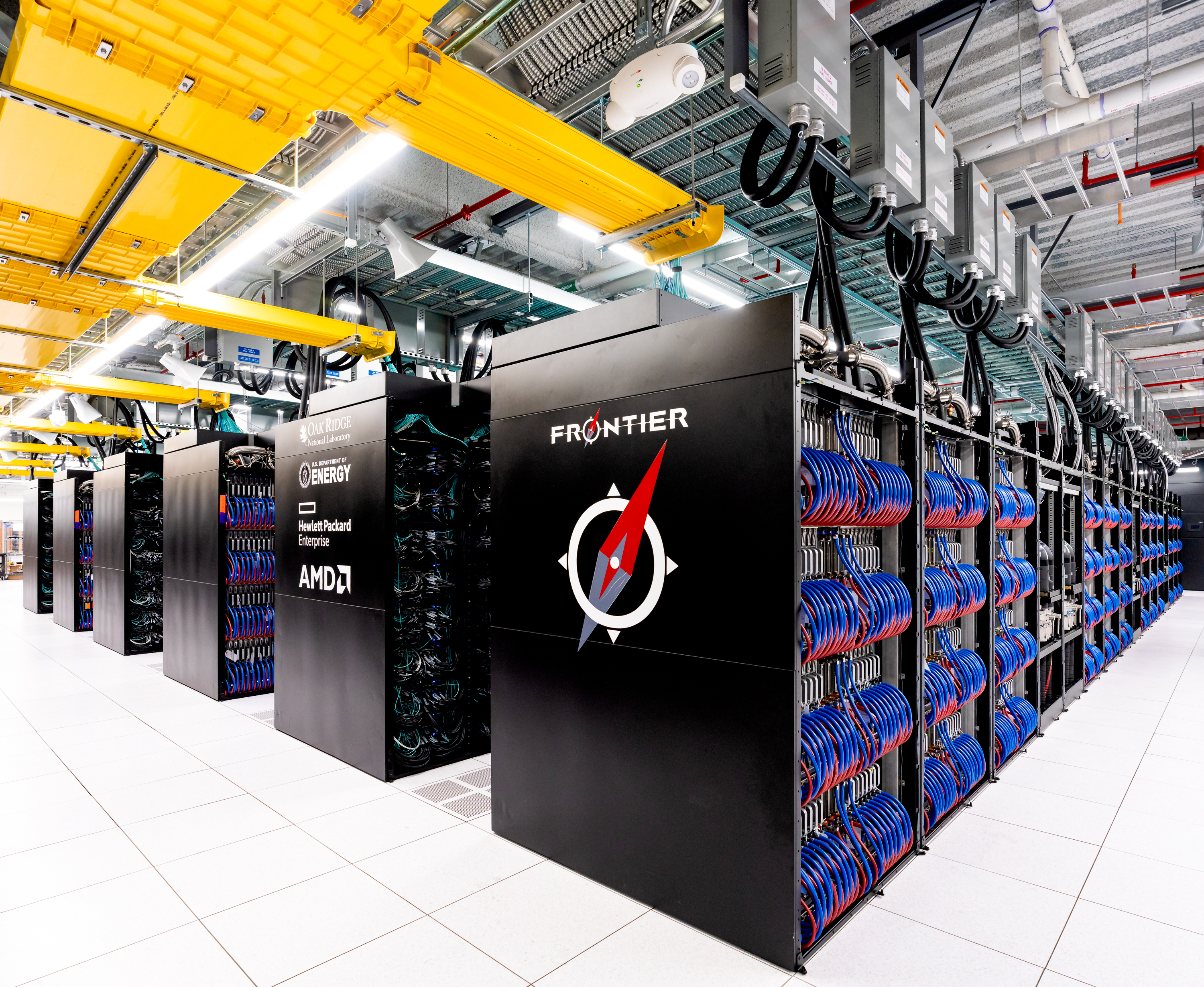 Frontier, supercomputadora exaescala de Oak Ridge National Laboratory, marcó el salto operacional sobre 1 exaflop en HPL y consolidó el uso de aceleradores, redes de alta velocidad y cómputo distribuido para investigación científica avanzada. | Créditos: Oak Ridge National Laboratory