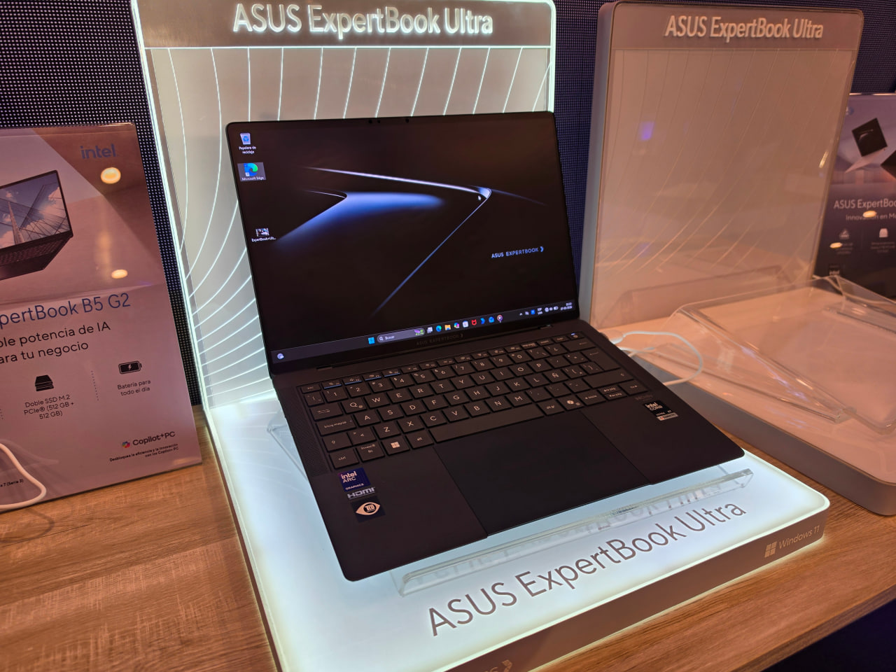 ASUS ExpertBook Ultra X9 vPro en color Jet Fog (casi negro). | Créditos: Pisapapeles