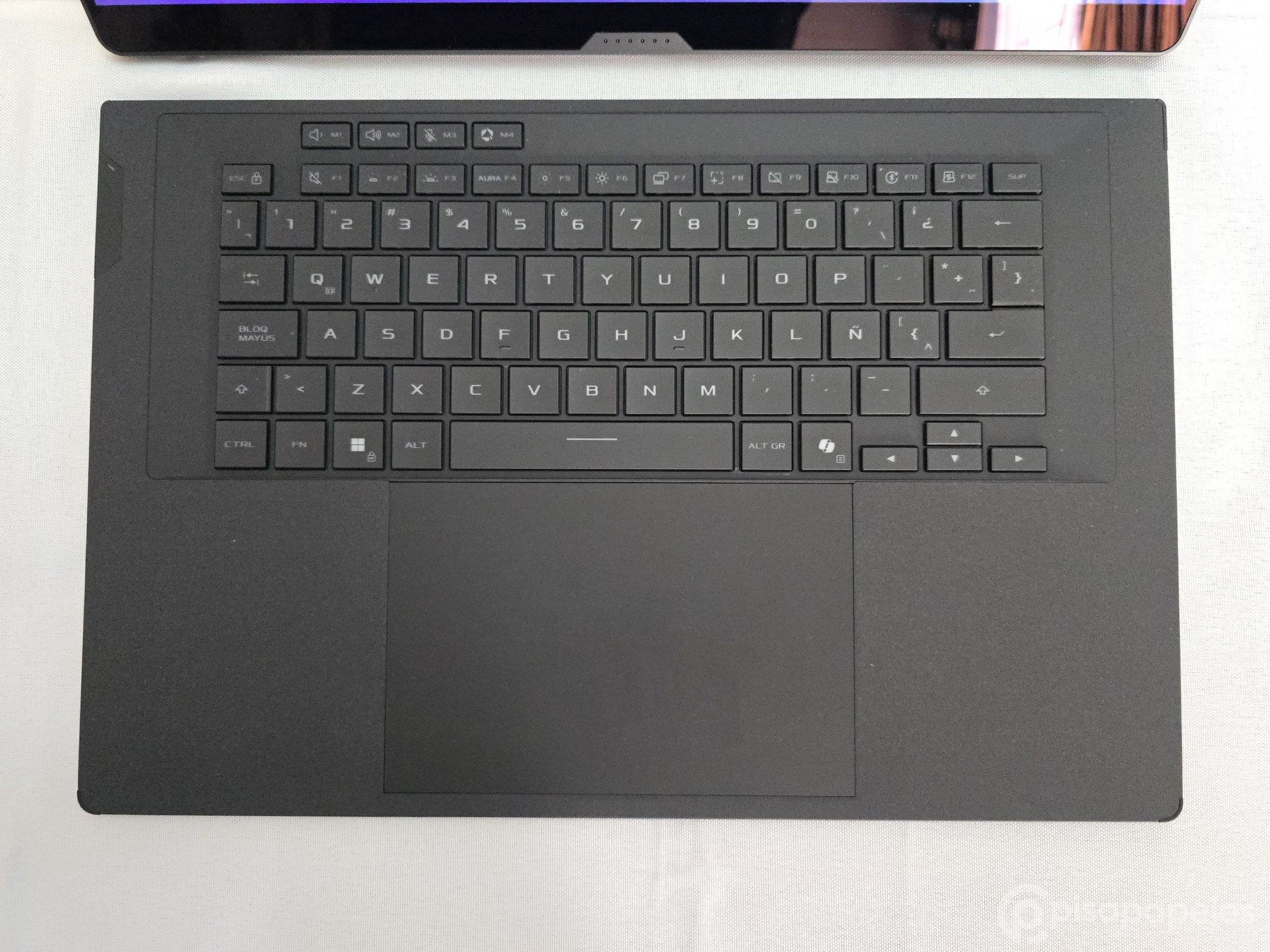ASUS ROG Zephyrus Duo 2026 - Pisapapeles foto 07