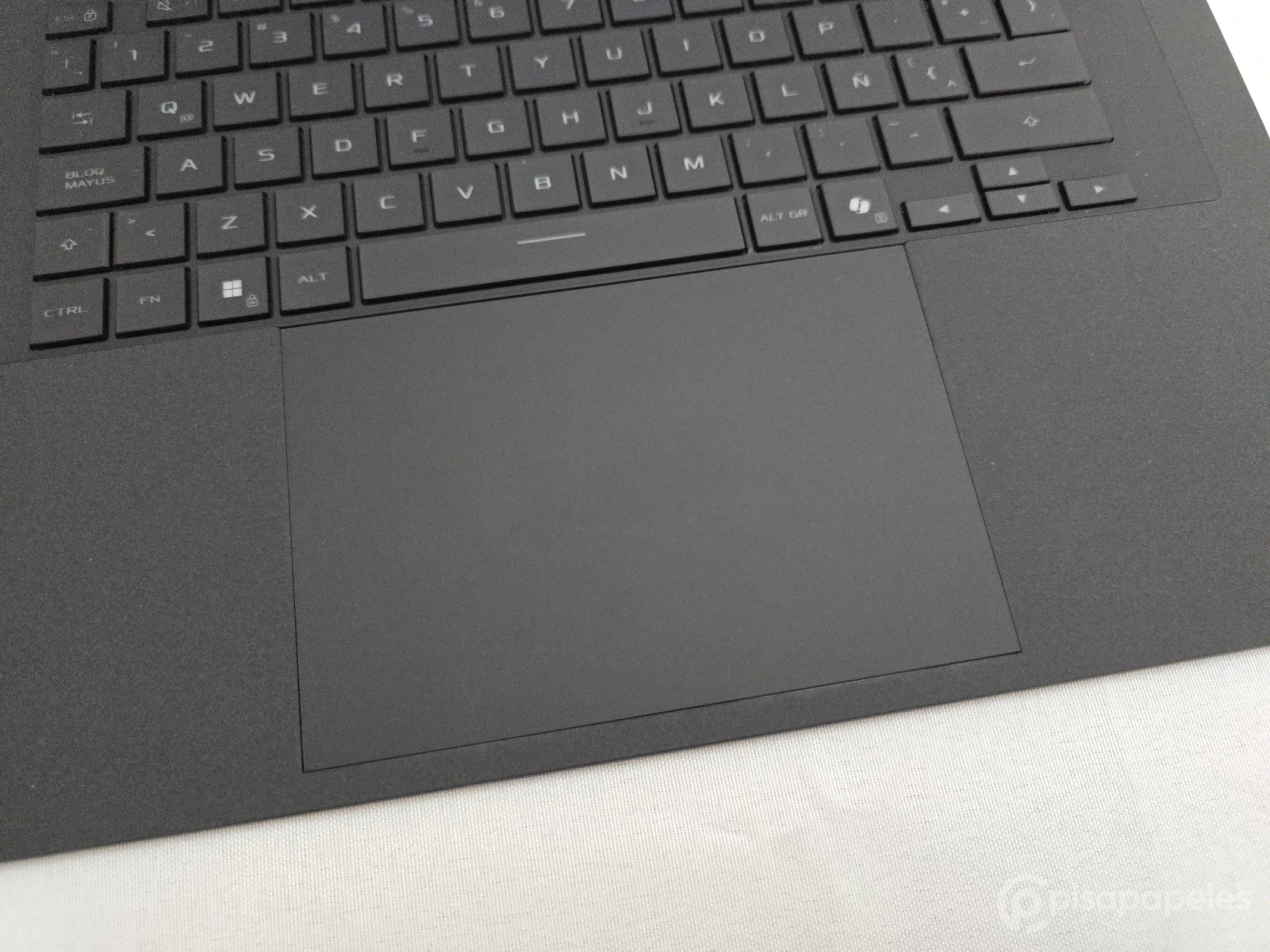 ASUS ROG Zephyrus Duo 2026 - Pisapapeles foto 11