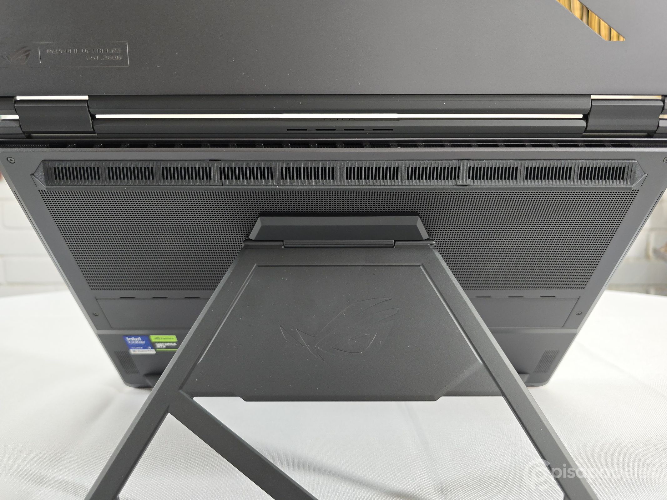 ASUS ROG Zephyrus Duo 2026 - Pisapapeles foto 16
