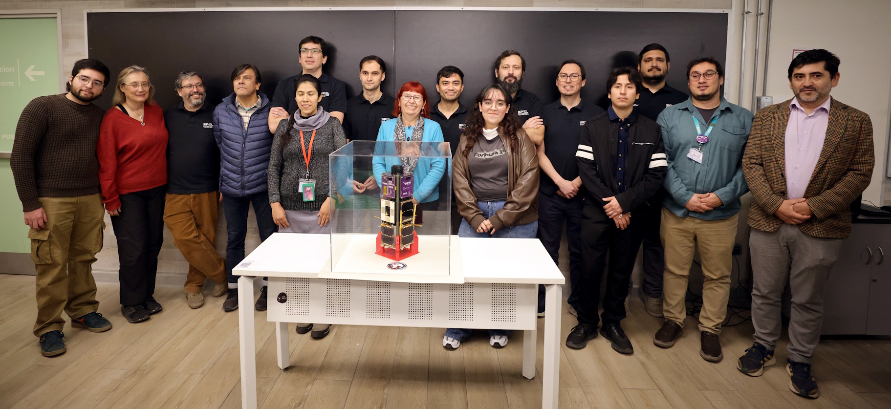 Presentación del SUCHAI-4 junto a integrantes del equipo universitario y autoridades vinculadas a la misión antes de su lanzamiento. | Créditos: U. de Chile.