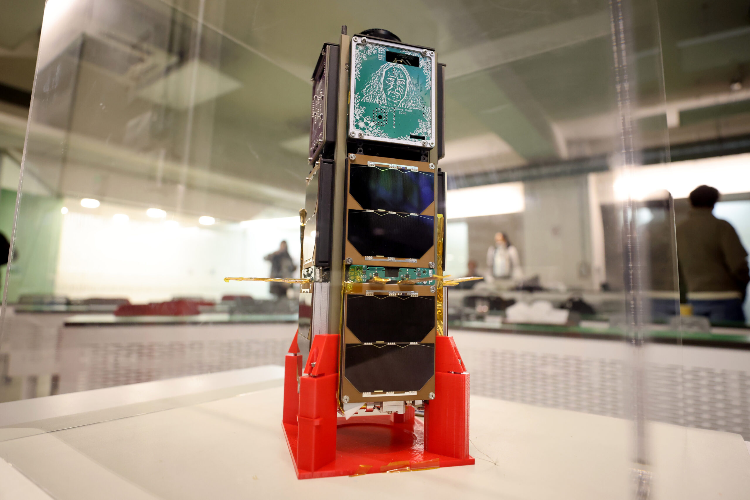 Vista lateral del SUCHAI-4, con paneles solares, estructura de soporte y módulos de carga útil distribuidos en el cuerpo del CubeSat. | Créditos: Universidad de Chile