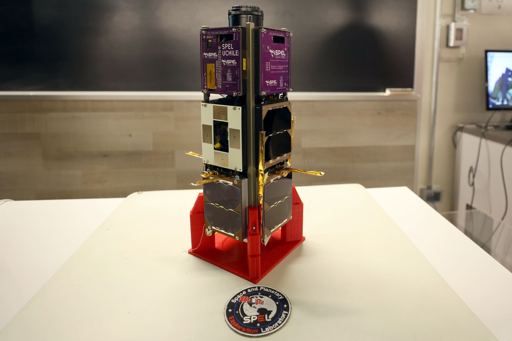 Nanosatélite SUCHAI-4 durante su presentación en laboratorio, antes del lanzamiento previsto para julio de 2026. | Créditos: Universidad de Chile.
