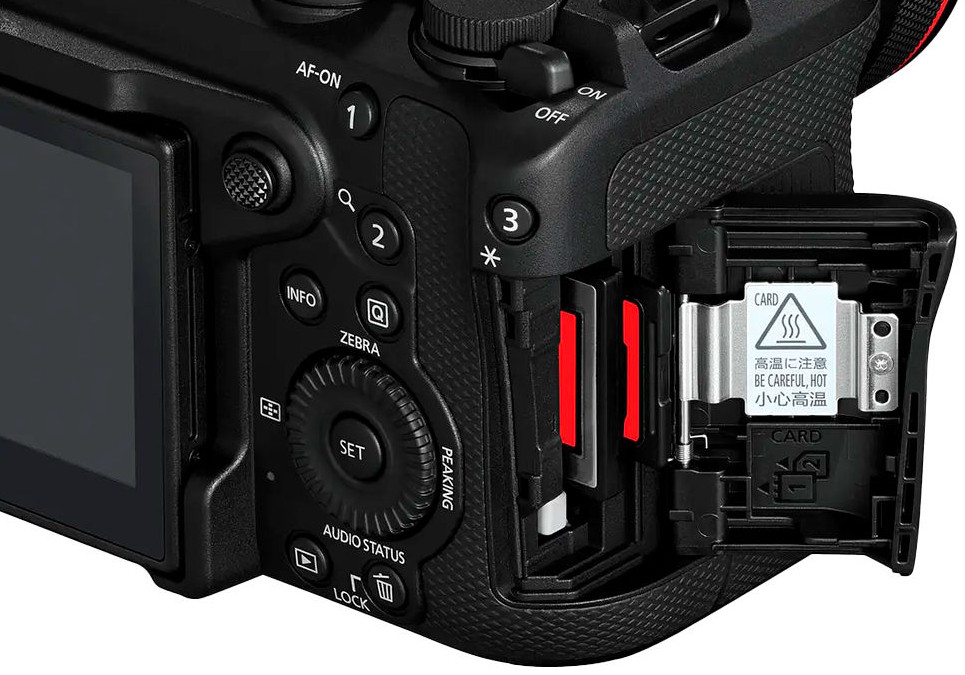 Acceso a las ranuras CFexpress tipo B compatible con tarjetas de hasta 8 TB y SD UHS-II. | Créditos: Canon
