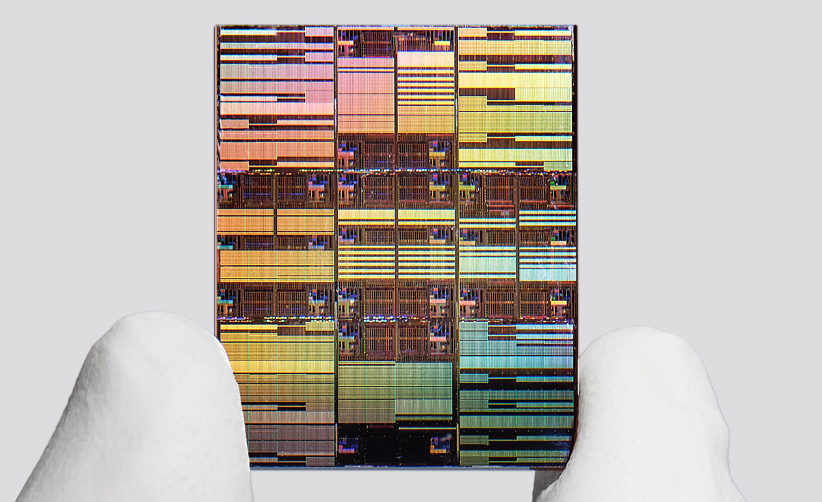 Chip sub-1 nm de IBM sostenido entre pinzas, usado para mostrar el prototipo físico asociado a la tecnología NanoStack | Créditos: IBM | Vía: IBM Newsroom