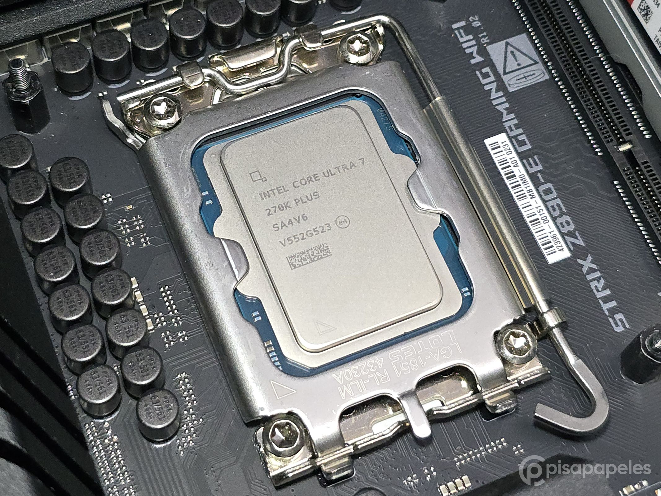 Intel Core Ultra 7 270K Plus - Pisapapeles foto 08
