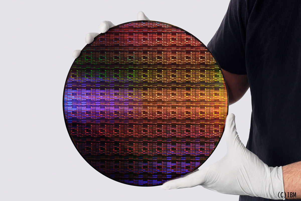 Oblea de 300 mm asociada al nodo sub-1 nm de IBM, con el chip de prueba visible dentro del conjunto de patrones de fabricación | Créditos: IBM | Vía: Mynavi News