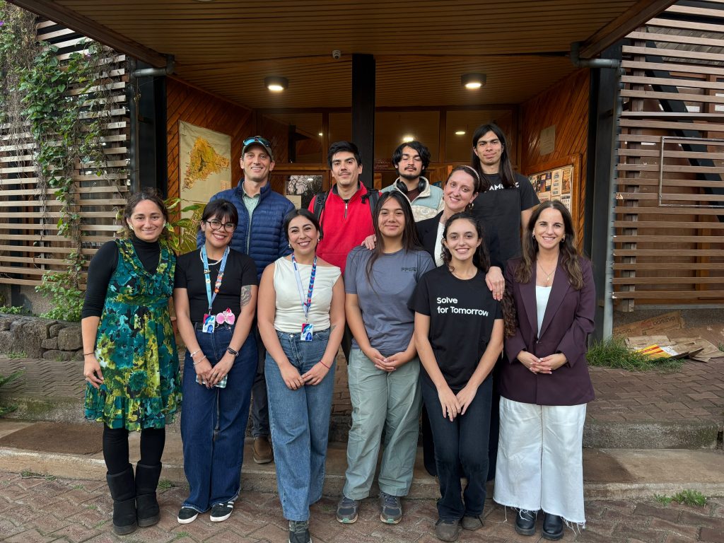 Estudiantes de Rapa Nui junto a representantes de Samsung y Fundación País Digital durante una visita de Solve for Tomorrow| Créditos: Samsung