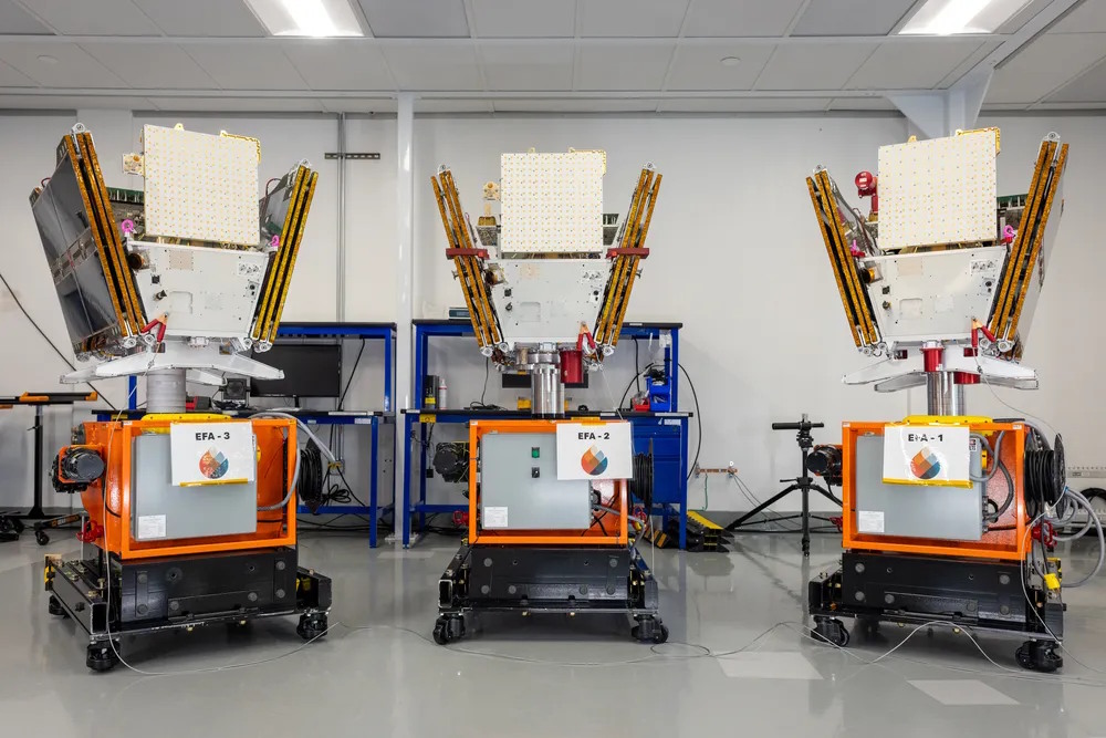 Tres satélites FireSat de detección de incendios antes de su lanzamiento. | Créditos: Muon Space | Vía Google