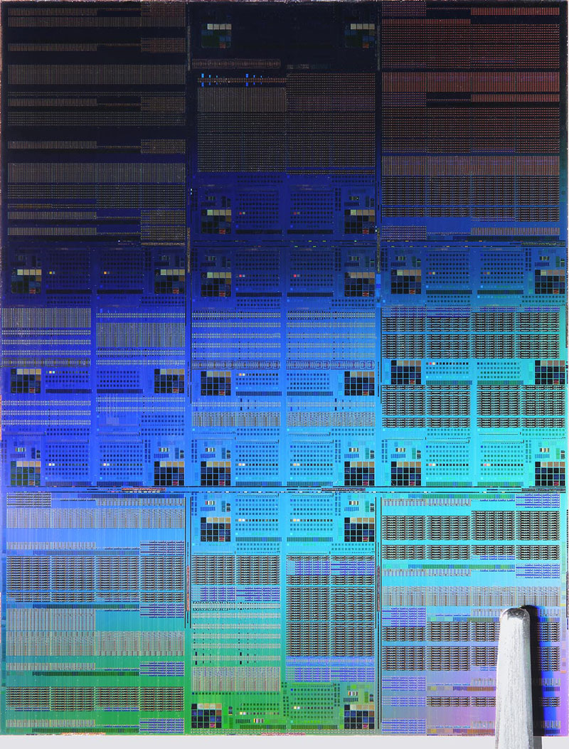 Vista ampliada del chip de prueba de 0.7 nm o 7 angstroms (0.7 nm = 7 Å), con la punta de las pinzas en la parte inferior derecha y varios bloques internos visibles en la matriz | Créditos: IBM | Vía: Mynavi News