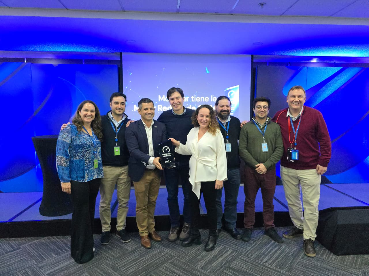Ejecutivos de Movistar Chile revicibiendo el reconocimiento de Ookla. | Créditos: Pisapapeles