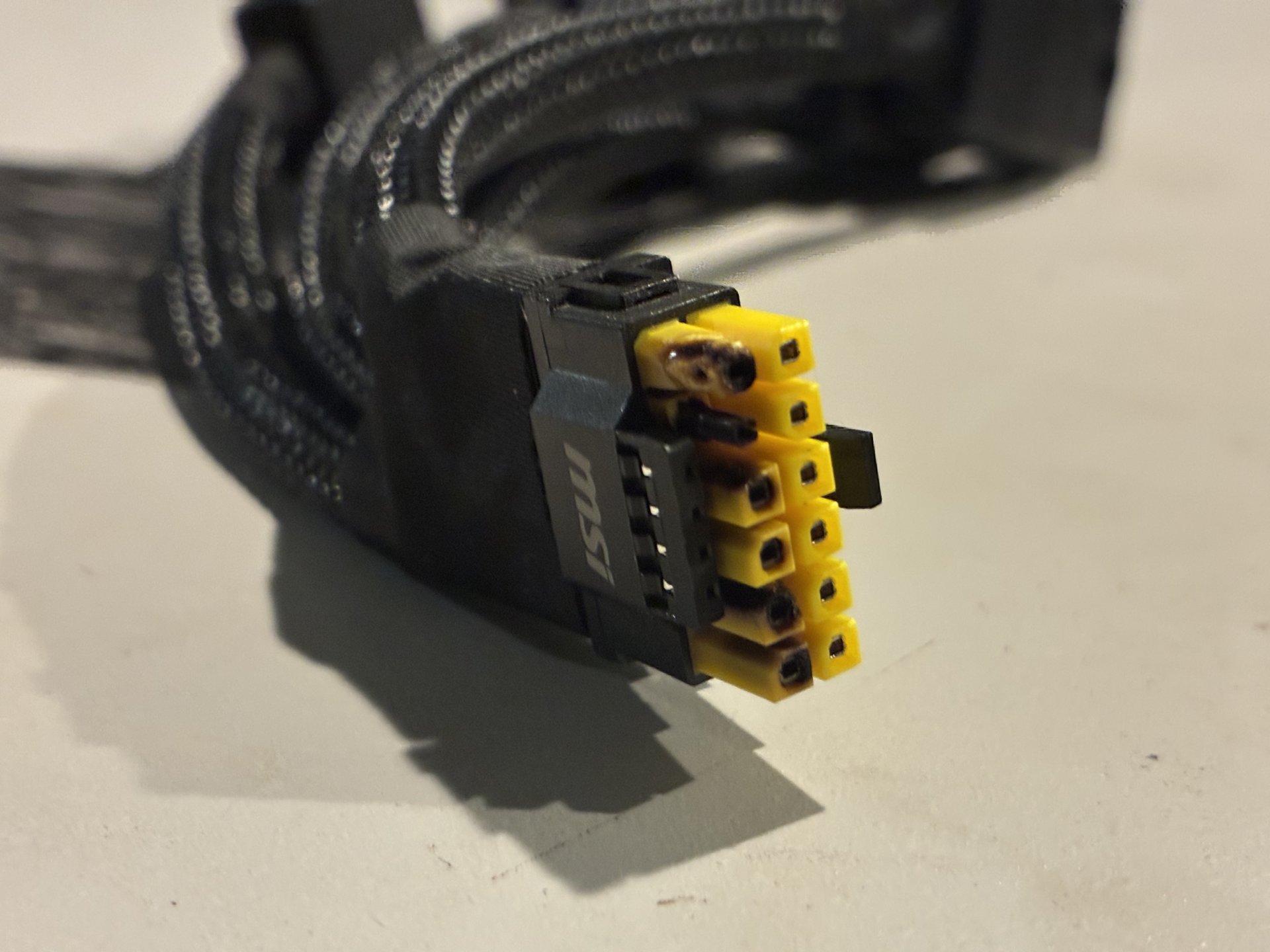 Conector derretido de una MSI GeFroce RTX 5090 Gaming Trio OC foto 1
