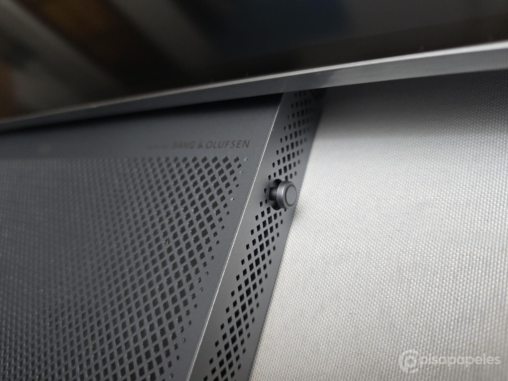 TCL 32X3A OLED+ - Pisapapeles foto 05