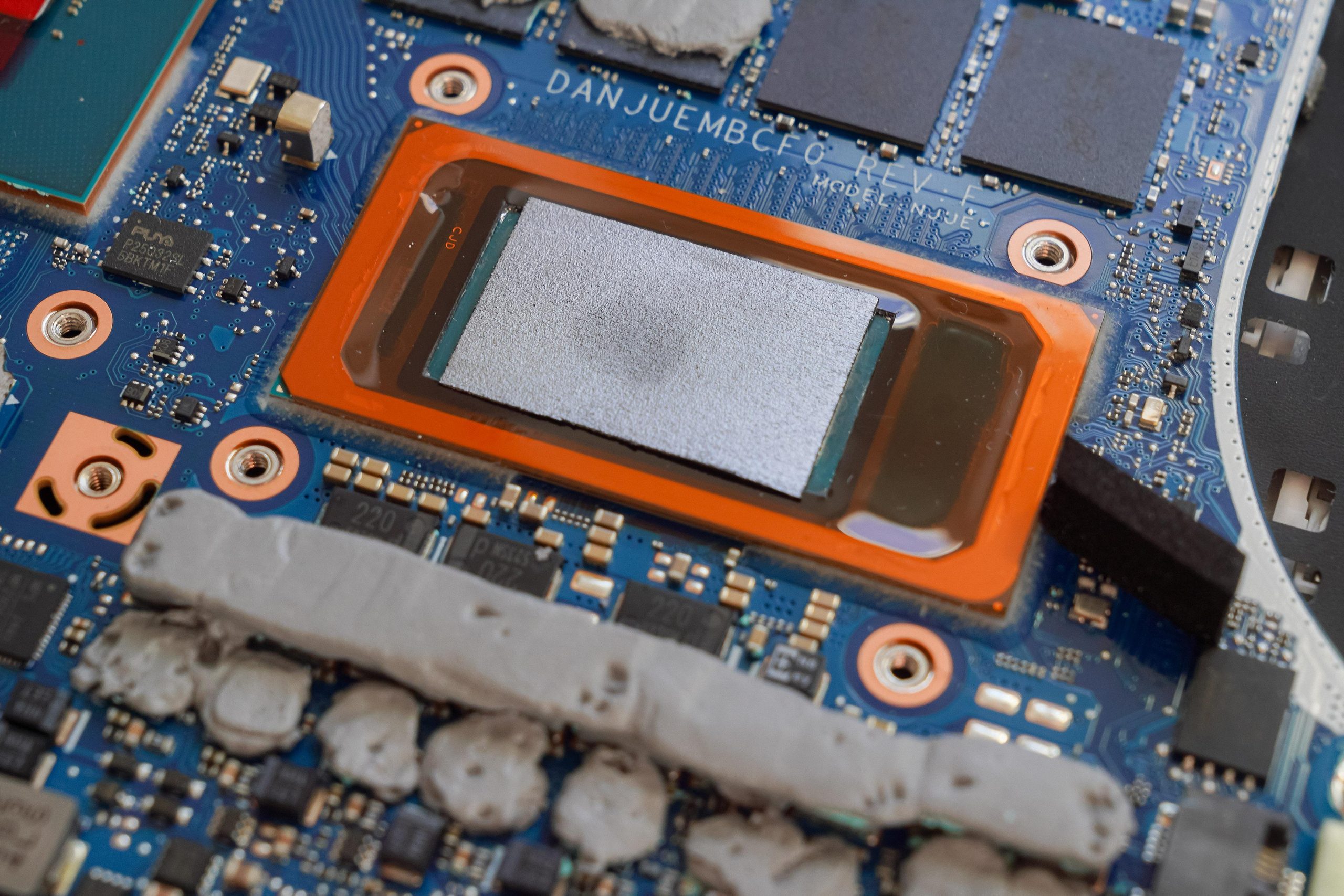 Lámina de grafeno en reemplazo de metal líquido para CPU foto portada