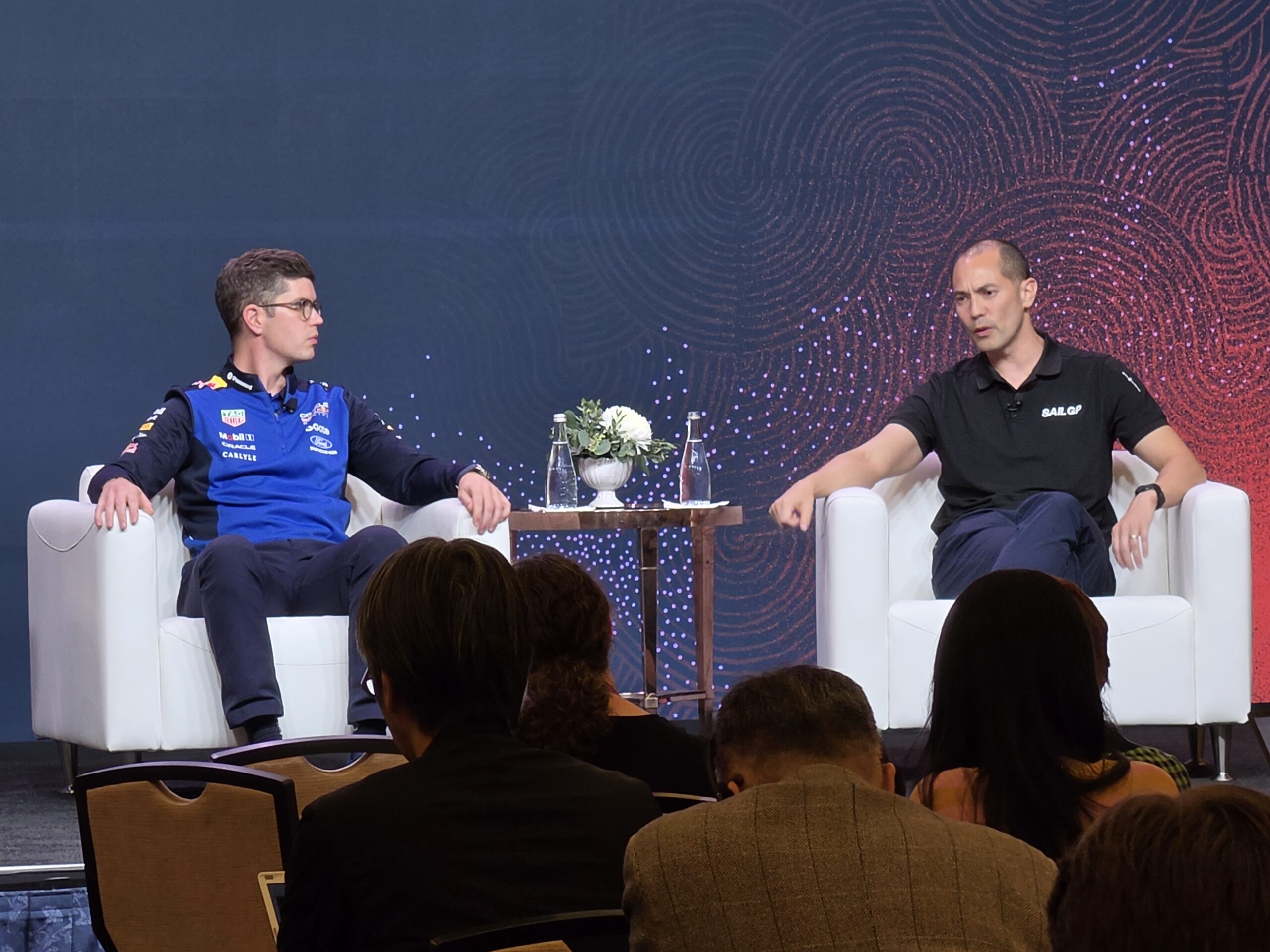 Jack Harington, de Oracle Red Bull Racing (izquierda), y Matt Lord, de SailGP (derecha), durante el panel en Oracle AI World 2026, Las Vegas. | Créditos: Pisapapeles & Tabulado.