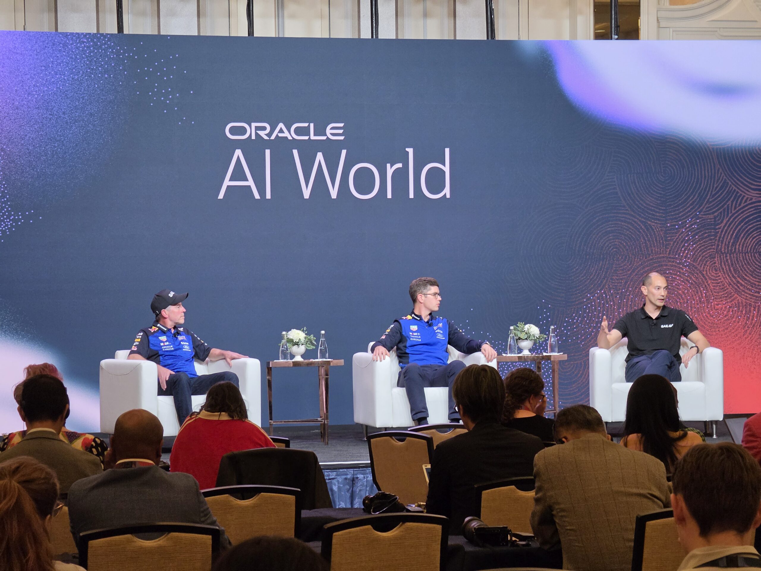 Panel de Oracle Red Bull Racing y SailGP en Oracle AI World 2026, Las Vegas. Al centro, Jack Harington (Oracle Red Bull Racing); a la derecha, Matt Lord (SailGP). Créditos: Pisapapeles & Tabulado