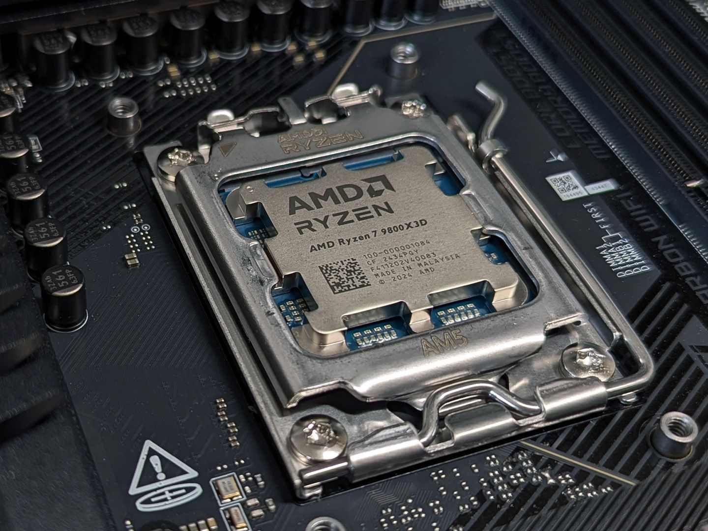 AMD Ryzen 7 9800X3D bajó temperaturas al actualizar BIOS foto portada